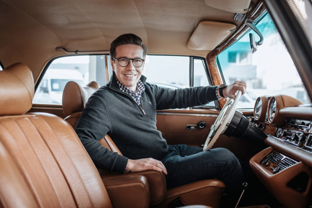 Julius in einem alten Mercedes