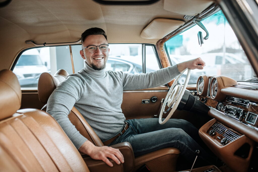 Nicolas in einem alten Mercedes
